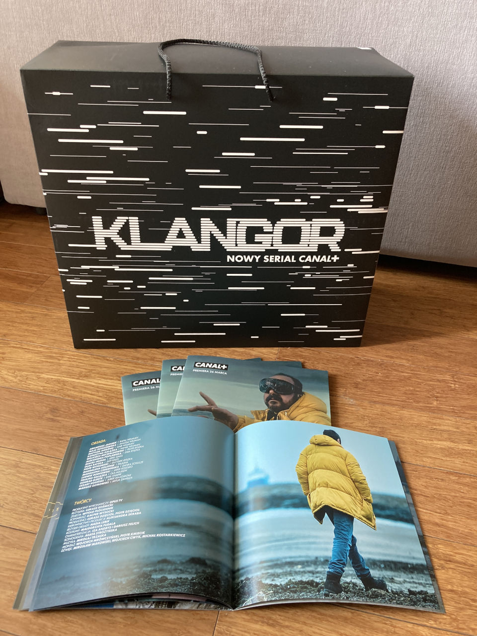Zestaw materiałów promocyjnych serialu Klangor Canal+ przygotowany przez Deuter DLM – ulotki oraz duża czarna torba papierowa z nadrukiem