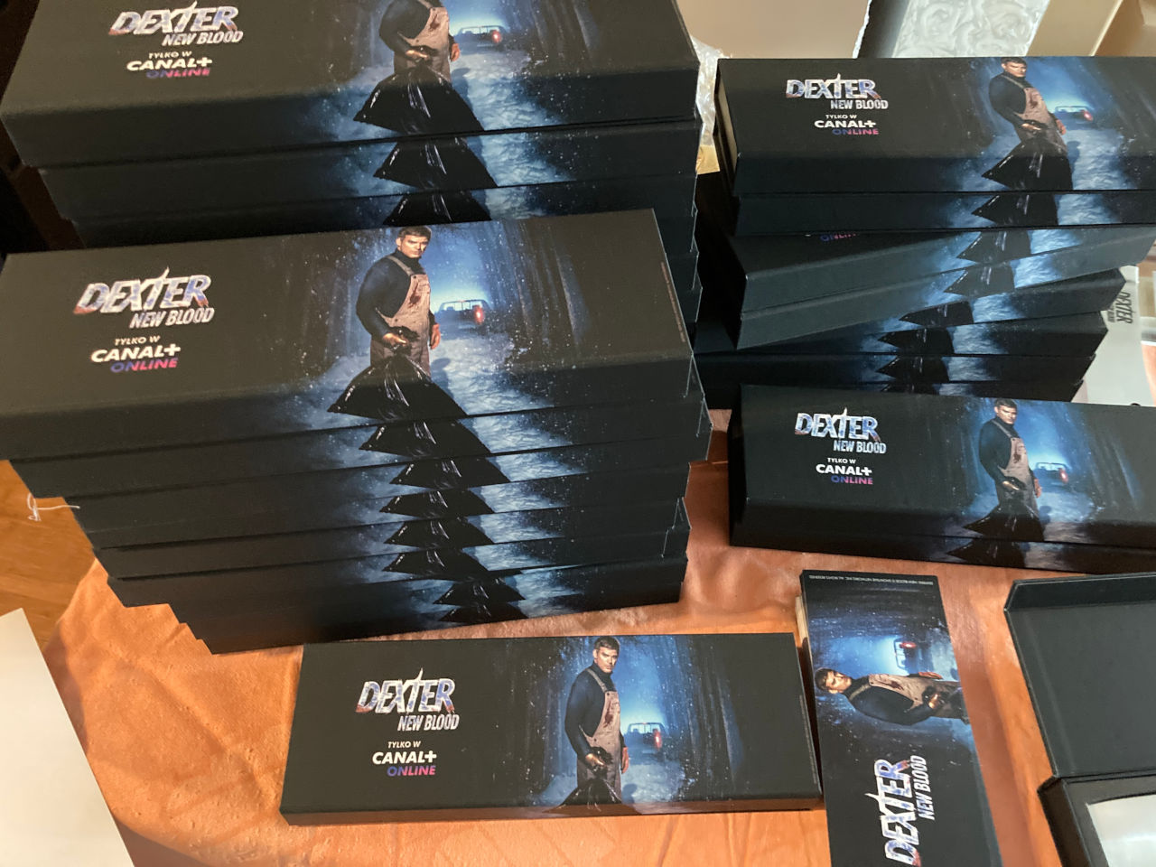 Zestaw wielu podłużnych opakowań prezentowych Canal+ Dexter New Blood z tasakiem, wydrukowanych i przygotowanych seryjnie przez drukarnię Deuter DLM w Warszawie Wilanowie