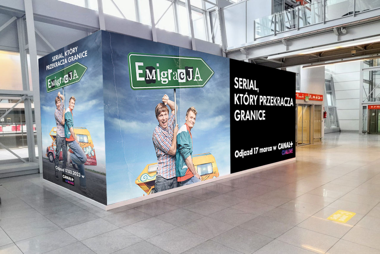 Wielkoformatowa reklama stojąca Deuter DLM na Lotnisku Chopina w Warszawie - druk cyfrowy na nośniku ok. 2×4 metry