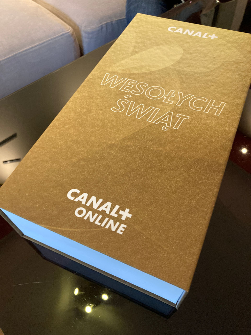 Świąteczne opakowanie prezentowe Canal+ Online zrealizowane przez drukarnię Deuter DLM – zestaw firmowy z nadrukiem i pakowaniem z konfekcją