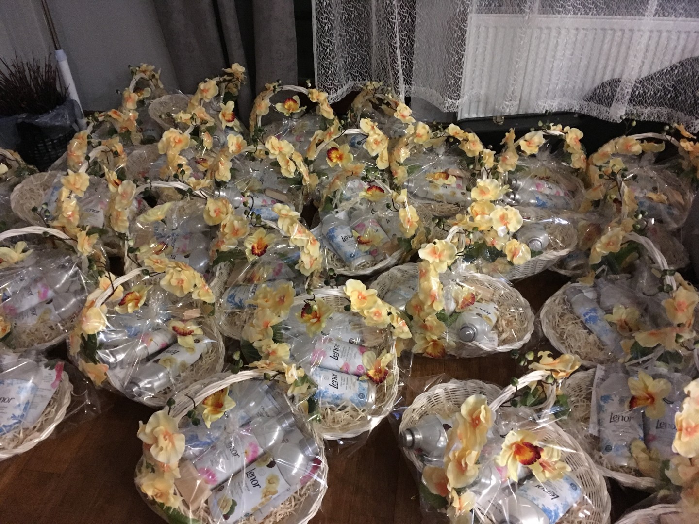 Świąteczne opakowanie prezentowe Canal+ Online zrealizowane przez drukarnię Deuter DLM – zestaw firmowy z nadrukiem i pakowaniem z konfekcją