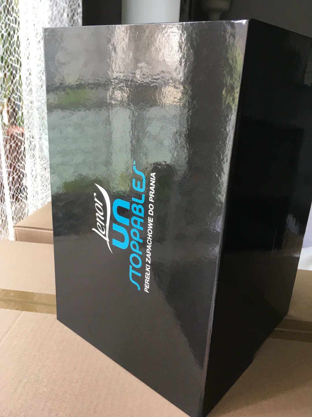 Świąteczne opakowanie prezentowe Canal+ Online zrealizowane przez drukarnię Deuter DLM – zestaw firmowy z nadrukiem i pakowaniem z konfekcją