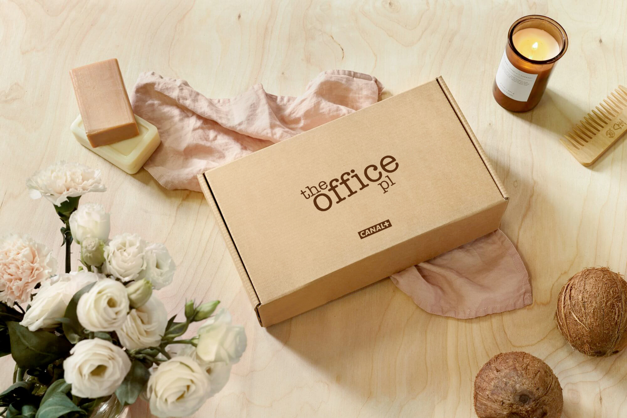 Zestaw materiałów promocyjnych serialu Klangor Canal+ przygotowany przez Deuter DLM – ulotki oraz duża czarna torba papierowa z nadrukiem