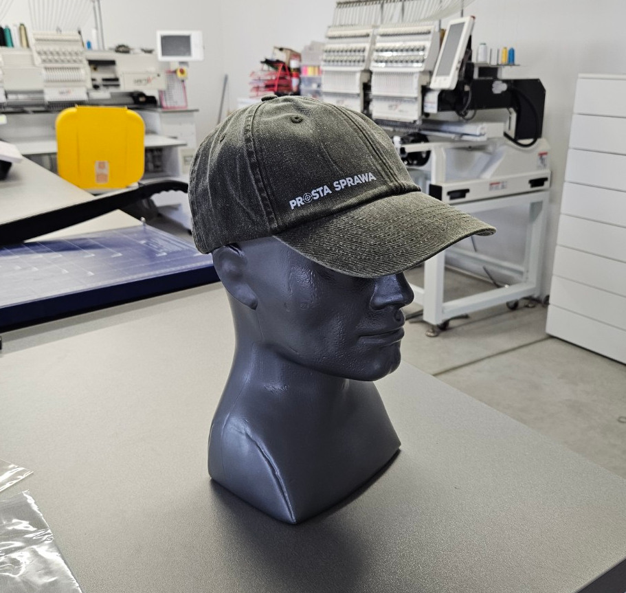 Zestaw promocyjny serialu Klangor Canal+ przygotowany przez Deuter DLM – czarna torba papierowa z napisem KLANGOR, żółta kurtka z logo i ulotka, zapakowane z konfekcją