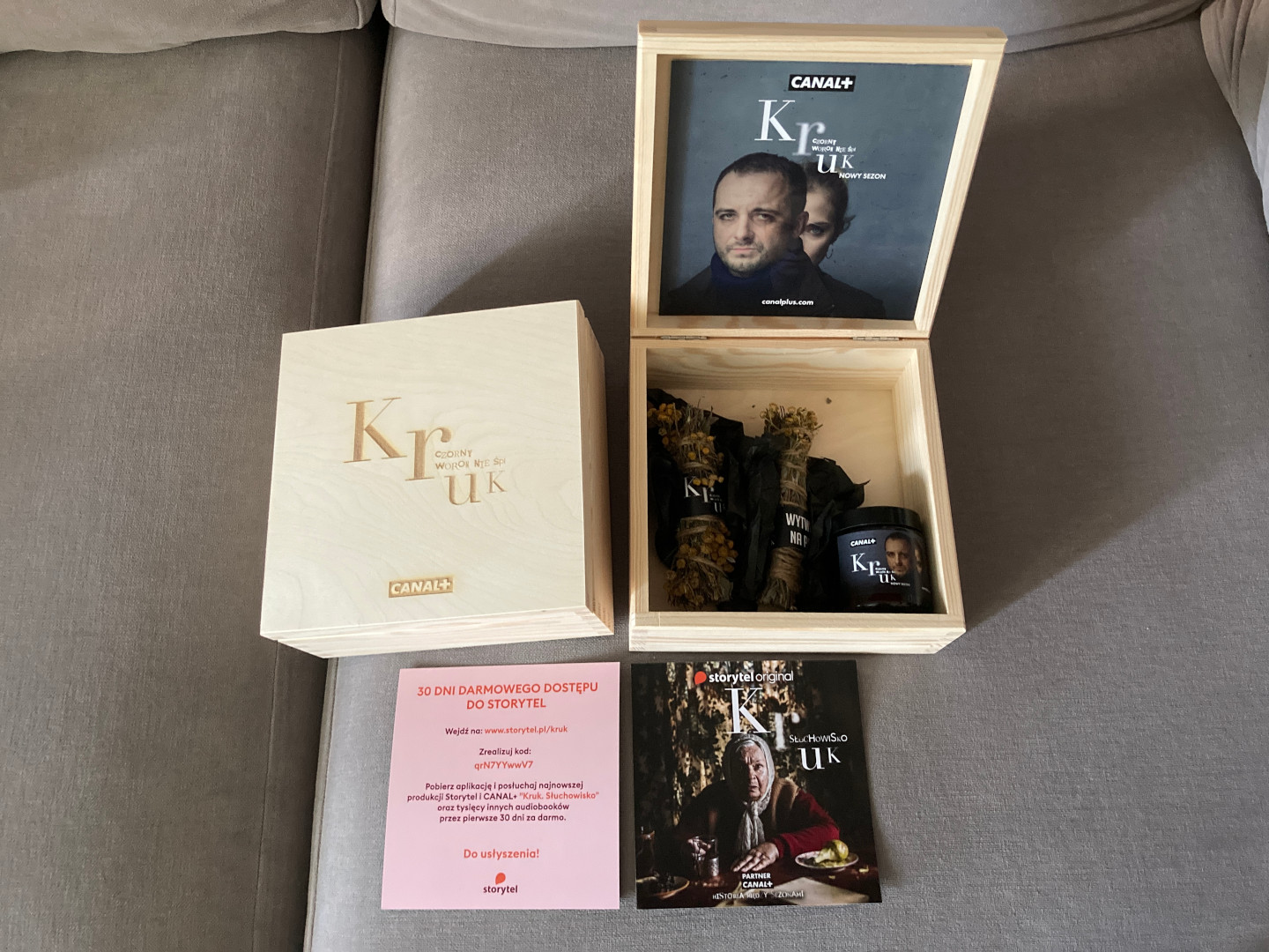 Wielkoformatowy bilbord reklamowy na słupie przed budynkiem Sejmu RP w Warszawie, przykład realizacji drukarni Deuter DLM