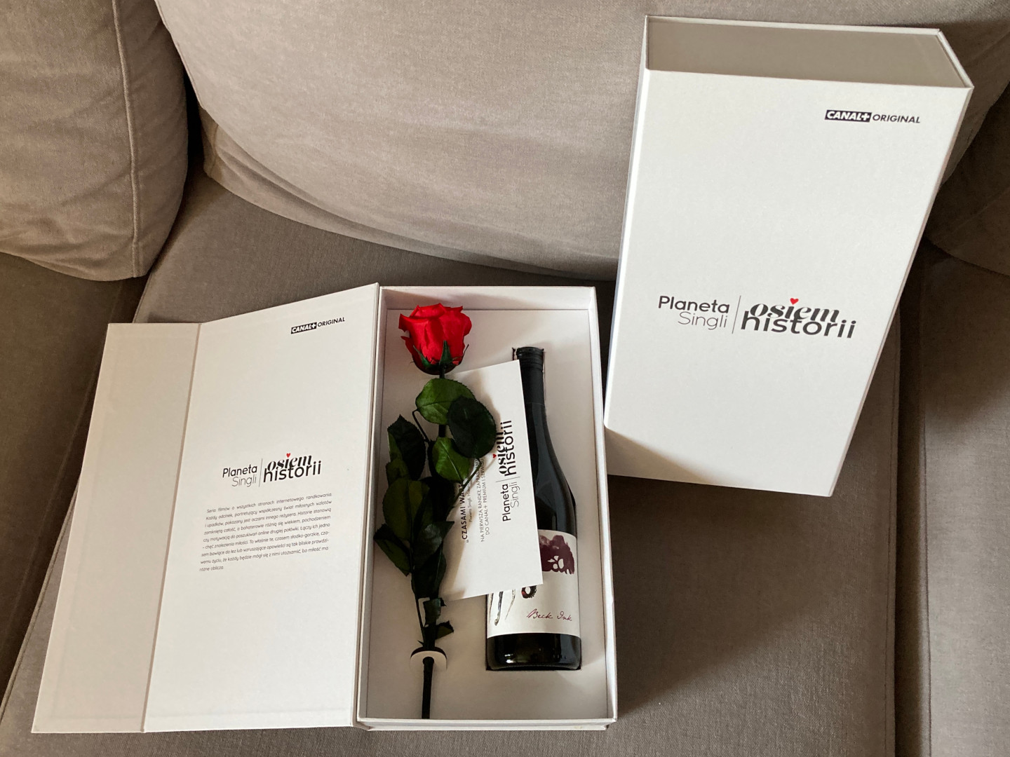 Świąteczne opakowanie prezentowe Canal+ Online zrealizowane przez drukarnię Deuter DLM – zestaw firmowy z nadrukiem i pakowaniem z konfekcją