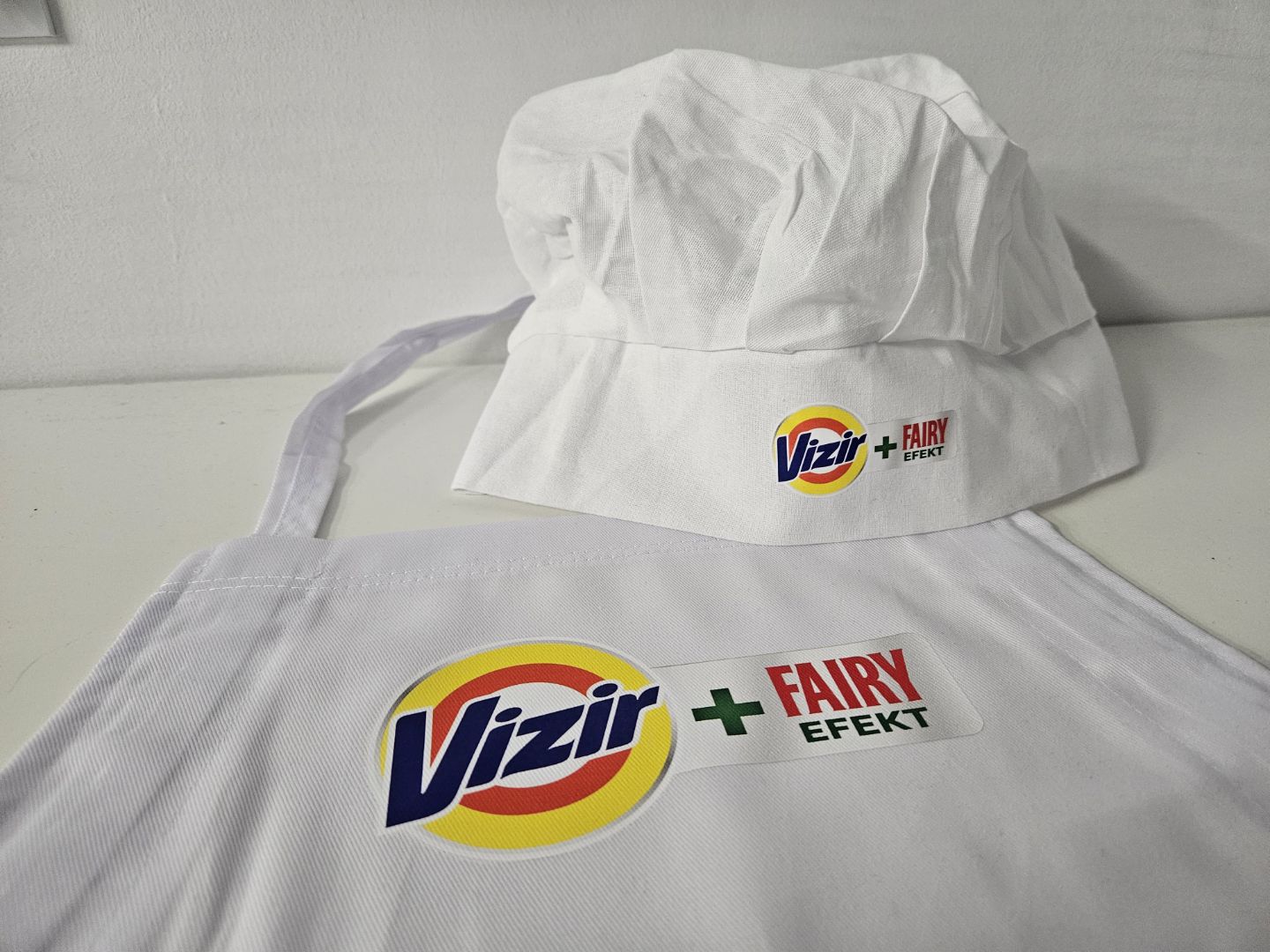 Świąteczne opakowanie prezentowe Canal+ Online zrealizowane przez drukarnię Deuter DLM – zestaw firmowy z nadrukiem i pakowaniem z konfekcją