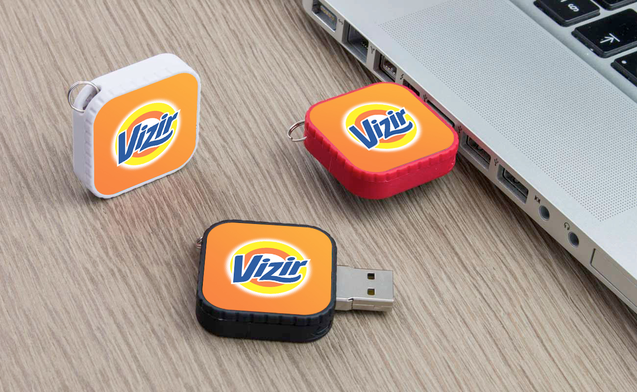 Świąteczne opakowanie prezentowe Canal+ Online zrealizowane przez drukarnię Deuter DLM – zestaw firmowy z nadrukiem i pakowaniem z konfekcją