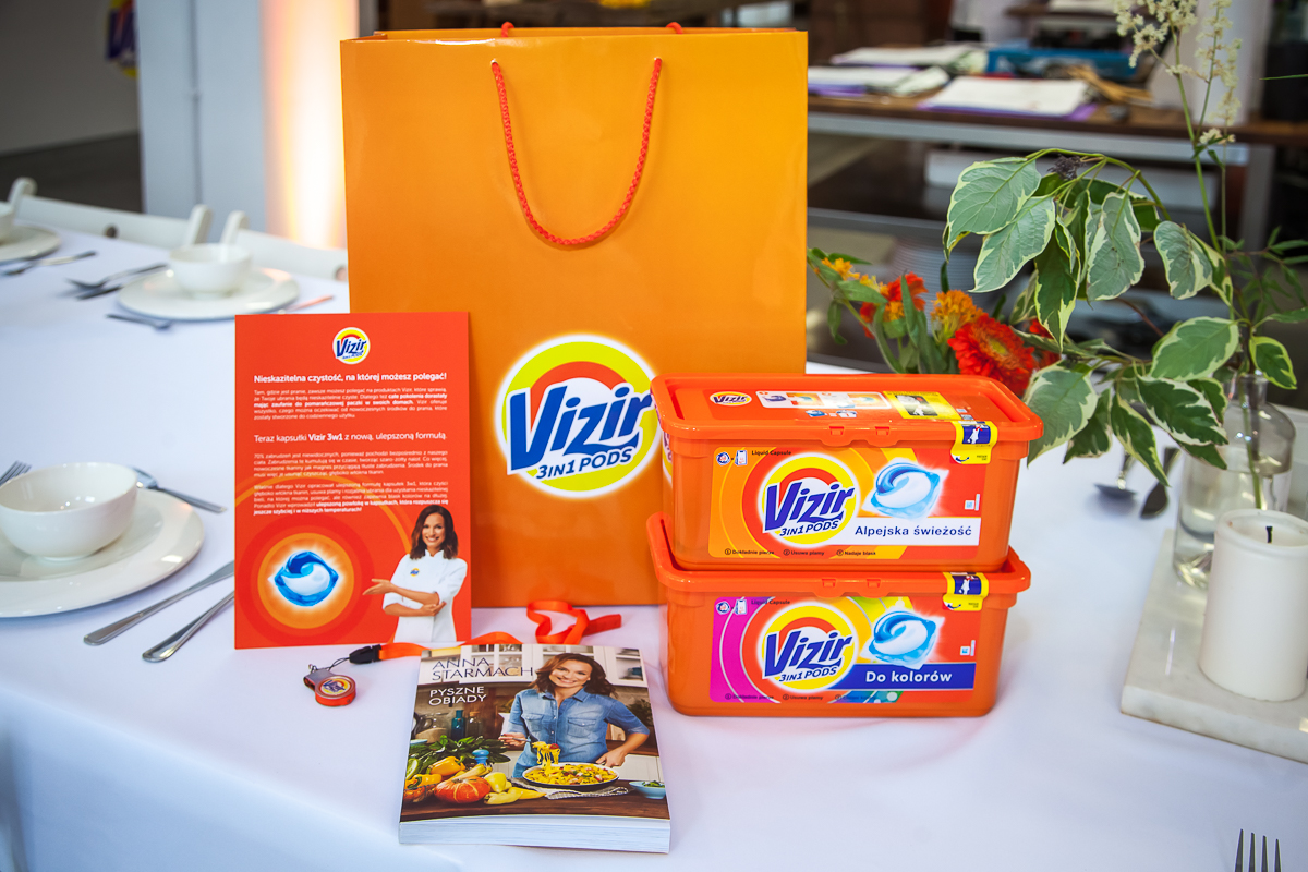 Wielkoformatowa reklama stojąca Deuter DLM na Lotnisku Chopina w Warszawie - druk cyfrowy na nośniku ok. 2×4 metry